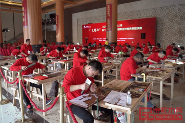 总决赛现场，汇聚各地雕刻精英，大师们全神贯注