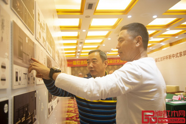 广东省家具协会秘书长张承志先生（左）与红古轩厂长李仲良先生（右）在评审中交流