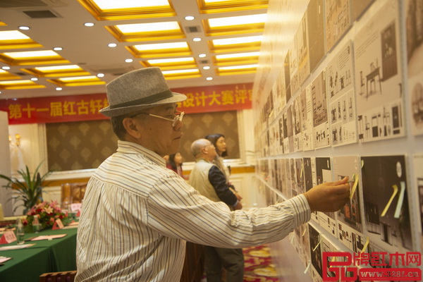 家具行业资深媒体策划人王周先生潜心鉴评设计作品