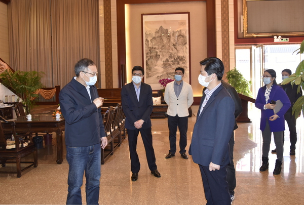 大涌镇党委书记郭丛枢（左一）等一行领导到东成红木检查、指导复工防疫工作，张锡复董事长（左四）陪同