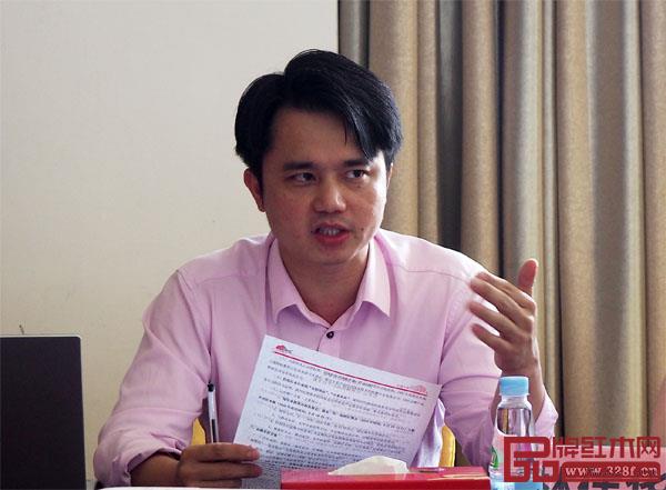 全联艺术红木家具专业委员会执行会长、弘木传媒CEO林伟华对红木云-红博城优品汇进行详细介绍