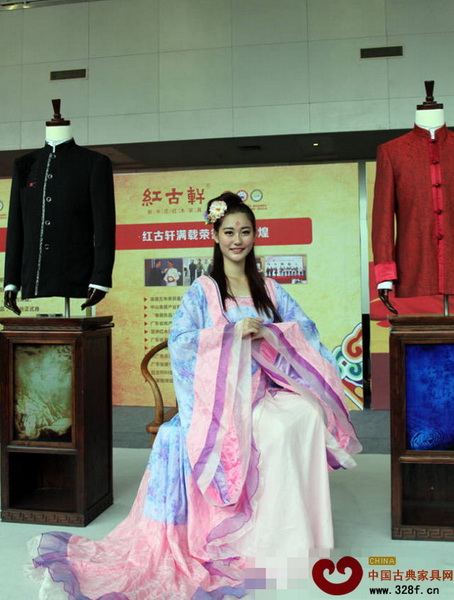 中山红木博览会上的古典美女