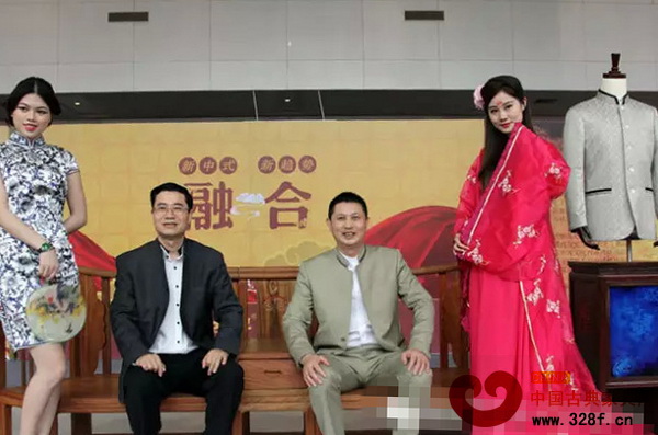 广东省家具协会会长王克和红古轩总经理吴赤宇在中山红木博览会上合影 广东省家具协会会长王克和红古轩总经理吴赤宇在中山红木博览会上合影