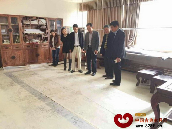 2015年红博会开幕前夕,马偶良向大涌镇党委书记黄红全、党委委员谢巧明等介绍《上下五千年》的创作情况 2015年红博会开幕前夕,马偶良向大涌镇党委书记黄红全、党委委员谢巧明等介绍《上下五千年》的创作情况