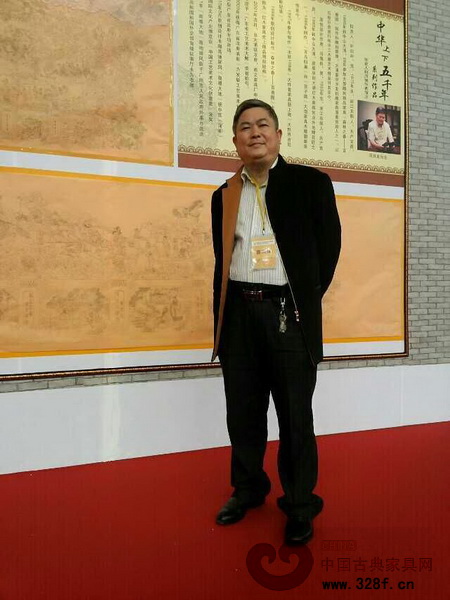 今年红博会现场,马偶良在《上下五千年》手稿展示区留影 今年红博会现场,马偶良在《上下五千年》手稿展示区留影