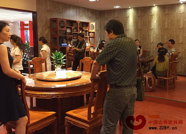 东成红木乐山旗舰店内景
