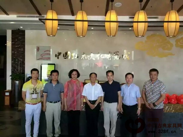 原中华全国工商业联合会第一副主席胡德平(左四)、中山市市委常委、统战部部长梁丽娴(左三)、大涌镇党委书记黄红全(右三)、红博城副董事长何华钦(左一)、副总经理林志洪(右一)于红博城招商中心合影留念 原中华全国工商业联合会第一副主席胡德平(左四)、中山市市委常委、统战部部长梁丽娴(左三)、大涌镇党委书记黄红全(右三)、红博城副董事长何华钦(左一)、副总经理林志洪(右一)于红博城招商中心合影留念