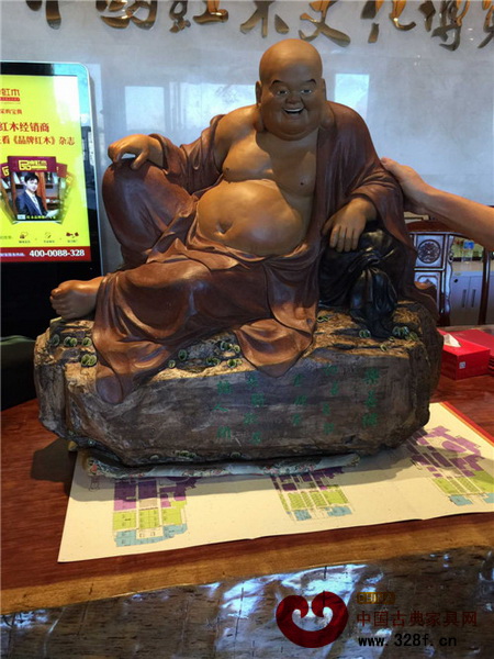 佛山市工艺美术行业协会赠与红博城的佛像 佛山市工艺美术行业协会赠与红博城的佛像