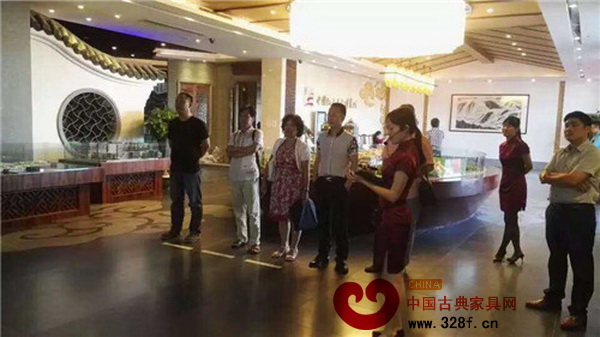 到访嘉宾观看红博城项目LED视频 到访嘉宾观看红博城项目LED视频