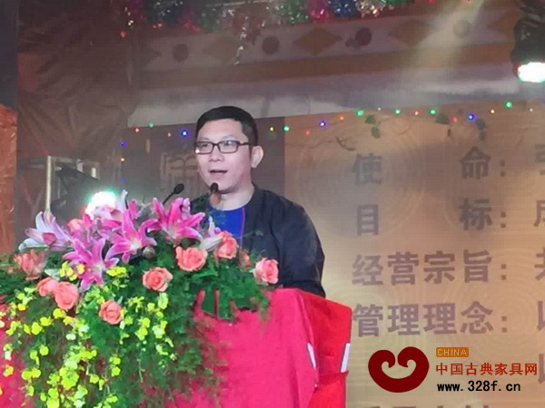 红古轩副总经理李春江上台致辞 红古轩副总经理李春江上台致辞