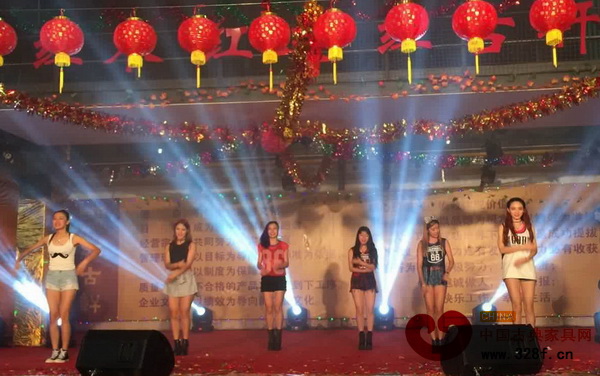 晚会现场还举办了丰富多彩的歌唱、舞蹈表演 晚会现场还举办了丰富多彩的歌唱、舞蹈表演