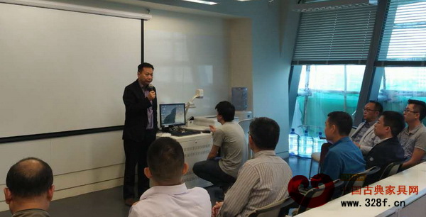 《合兴:可持续利用的红木家具》的专题报告会由香港理工大学设计学院副院长李德志教授主持 《合兴:可持续利用的红木家具》的专题报告会由香港理工大学设计学院副院长李德志教授主持