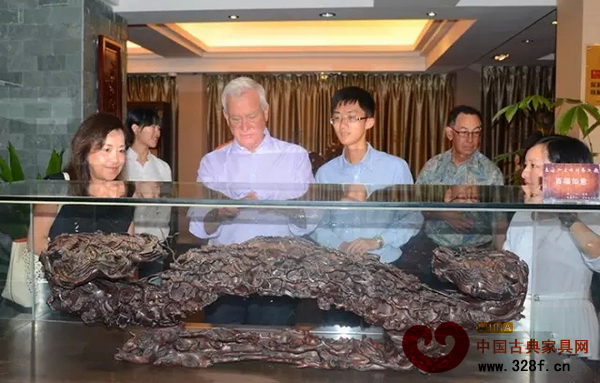 考察团一行对大涌红木雕刻的精湛工艺赞不绝口 考察团一行对大涌红木雕刻的精湛工艺赞不绝口