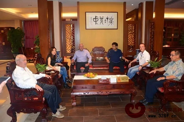 考察团走访参观了大涌一些知名红木家具企业 考察团走访参观了大涌一些知名红木家具企业