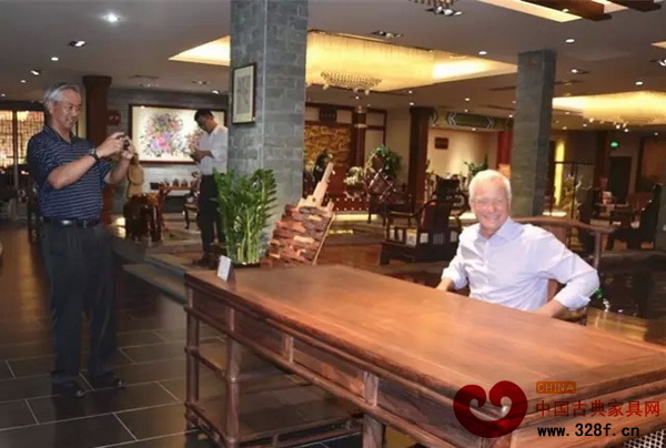檀香山市长柯克·考德威尔力赞红木家具之类,与红木家具合影留念 檀香山市长柯克·考德威尔力赞红木家具之类,与红木家具合影留念