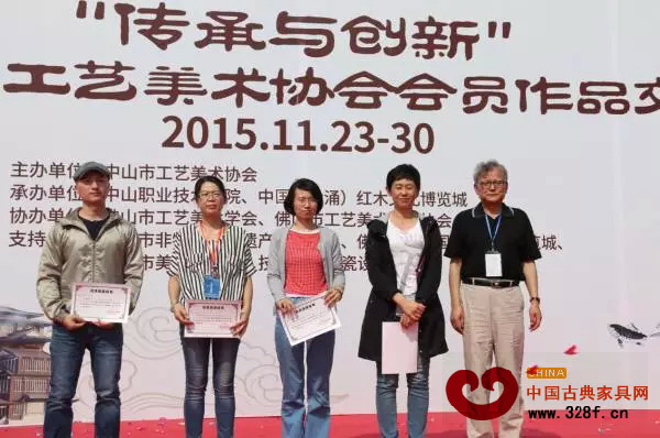 年会闭幕仪式上,中国工艺美术学会民间工艺美术专业委员会主任孙建君(右一)为获奖者颁奖 年会闭幕仪式上,中国工艺美术学会民间工艺美术专业委员会主任孙建君(右一)为获奖者颁奖
