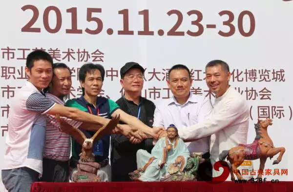 展会主办方为中国(大涌)红木文化博览城及中山市职业技术学院等单位赠送书画陶艺作品作为答谢 展会主办方为中国(大涌)红木文化博览城及中山市职业技术学院等单位赠送书画陶艺作品作为答谢