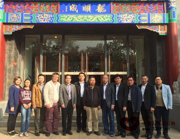 10月产区考察行，大涌镇党委书记黄红全（左五）亲自率队走访了全国重点红木产区