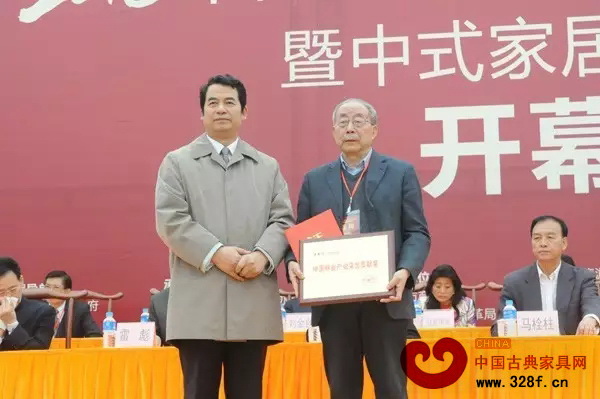 大涌镇政府产业发展顾问、中山市红木家具工程技术研发中心总工程师曹新民获“中国林业产业突出贡献奖”,中国林产工业协会执行会长王满(左)为他颁奖 大涌镇政府产业发展顾问、中山市红木家具工程技术研发中心总工程师曹新民获“中国林业产业突出贡献奖”,中国林产工业协会执行会长王满(左)为他颁奖