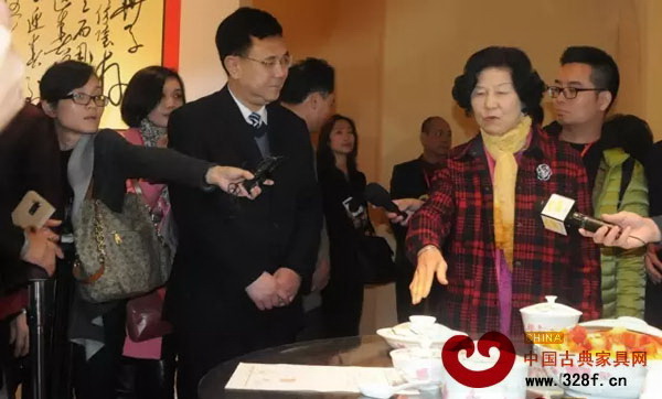 中山市委书记、市人大常委主任薛晓峰(左二)参观7501系列陶瓷馆,并听嵇锡贵大师讲述制陶心 中山市委书记、市人大常委主任薛晓峰(左二)参观7501系列陶瓷馆,并听嵇锡贵大师讲述制陶心