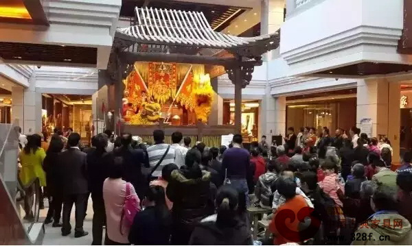 众多民众喜闻乐见的娱乐舞台、互动表演、饮食节等活动,个个精彩 众多民众喜闻乐见的娱乐舞台、互动表演、饮食节等活动,个个精彩