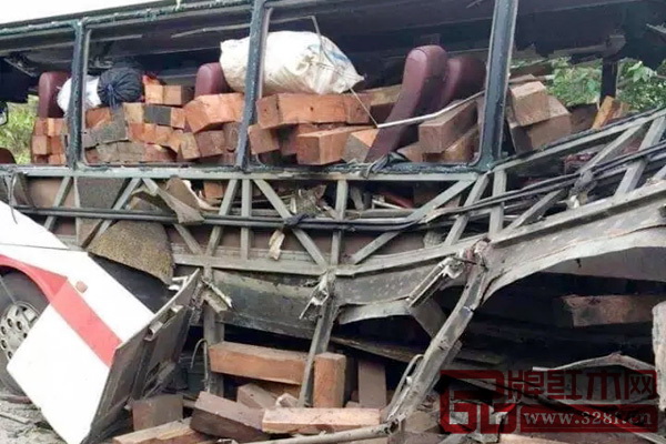 “老越边境一辆载有红木的客车爆炸”的报道引起国内红木人极高关注 “老越边境一辆载有红木的客车爆炸”的报道引起国内红木人极高关注