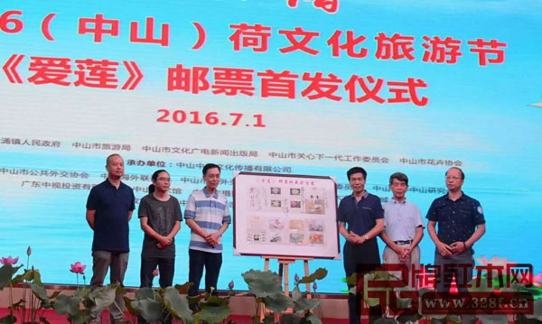 《爱莲》系列主创书画家:中山市美术家协会名誉主席梁欣基、中山市书法家协会名誉主席黄衍增、中山市美术家协会主席黎柱成、中山市美术家协会副主席兼秘书长刘春潮、中山市美术家协会副主席廖学军、中山市美术家协会副主席肖伟为《爱莲》邮折签名留念 《爱莲》系列主创书画家:中山市美术家协会名誉主席梁欣基、中山市书法家协会名誉主席黄衍增、中山市美术家协会主席黎柱成、中山市美术家协会副主席兼秘书长刘春潮、中山市美术家协会副主席廖学军、中山市美术家协会副主席肖伟为《爱莲》邮折签名留念