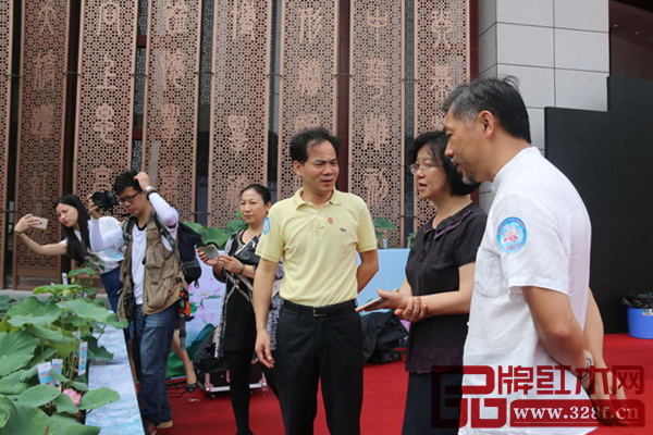 开幕式结束后,中山市副市长吴月霞(右二)在大涌镇党委书记黄红全(右三)及红博城董事长林孟礼(右一)的陪同下观看本次展出的荷花 开幕式结束后,中山市副市长吴月霞(右二)在大涌镇党委书记黄红全(右三)及红博城董事长林孟礼(右一)的陪同下观看本次展出的荷花