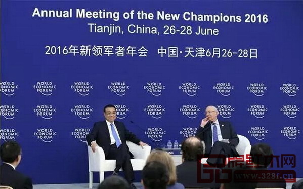 国务院总理李克强(左)出席第十届“夏季达沃斯论坛” 国务院总理李克强(左)出席第十届“夏季达沃斯论坛”