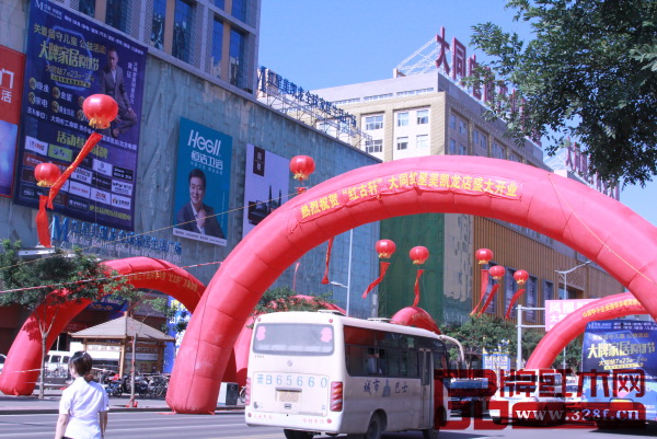 7月13日,因遇红古轩红星店开业,山西大同红星美凯龙(东信店)一带出现交通拥堵 7月13日,因遇红古轩红星店开业,山西大同红星美凯龙(东信店)一带出现交通拥堵
