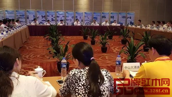 大涌镇党委书记黄红全(右一)在大会上做经验介绍 大涌镇党委书记黄红全(右一)在大会上做经验介绍