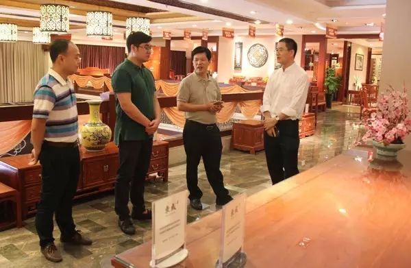 广东省家具协会会长王克(右一)调研东成红木,东成红木董事长张锡复(右二)、销售副总曾东阳(左二)、董事长助理李国进(左一)热情接待 广东省家具协会会长王克(右一)调研东成红木,东成红木董事长张锡复(右二)、销售副总曾东阳(左二)、董事长助理李国进(左一)热情接待