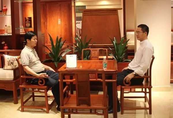 王克会长亲自体验东成红木精品 王克会长亲自体验东成红木精品