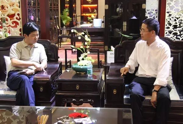 王克会长与董事长张锡复亲切交流 王克会长与董事长张锡复亲切交流