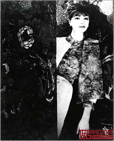 与香奈儿女士所钟爱的其他事物一样，东方屏风也化作她的灵感来源，出现在高级定制服上，成为发布会舞台装饰、宣传影像的背景与广告大片的细节（图片来自CHANEL 中国官网）