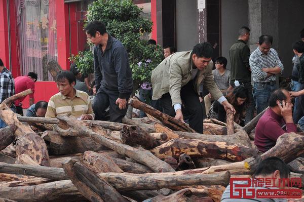 小叶紫檀(檀香紫檀)是中国市场上公认的“木中之王”,受到业界的青睐 小叶紫檀(檀香紫檀)是中国市场上公认的“木中之王”,受到业界的青睐