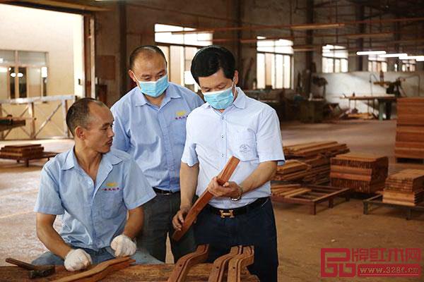 中国传统工艺大师、东成红木董事长张锡复(右一)到车间监督、指导产品工艺 中国传统工艺大师、东成红木董事长张锡复(右一)到车间监督、指导产品工艺