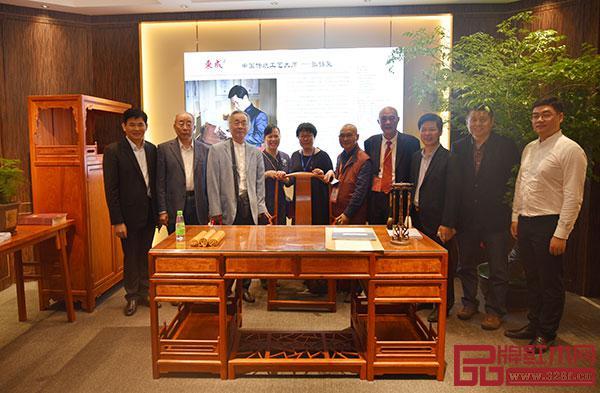 中国明式家具泰斗级大师濮安国(左三)与中国传统工艺大师张锡复(右三)两位大师联名打造缅花明式经典书房系列(图为2018中山红博会期间一众专家学者在书房参观时的合影) 中国明式家具泰斗级大师濮安国(左三)与中国传统工艺大师张锡复(右三)两位大师联名打造缅花明式经典书房系列(图为2018中山红博会期间一众专家学者在书房参观时的合影)