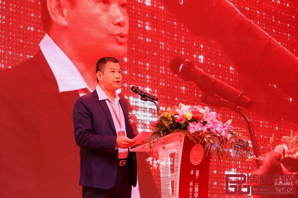 大江镇委书记蔡月湖上台致辞 大江镇委书记蔡月湖上台致辞