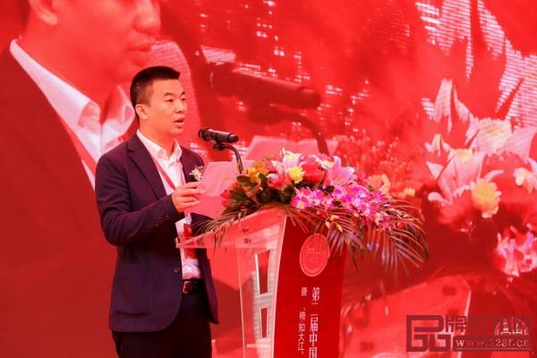 台山市市委常委李超华上台致辞 台山市市委常委李超华上台致辞