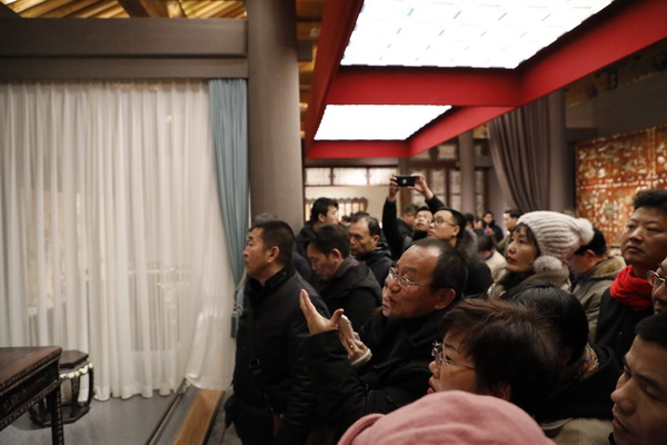 故宫博物院研究员周京南为“中国顶级红木一日游”的参观者讲解家具文化 故宫博物院研究员周京南为“中国顶级红木一日游”的参观者讲解家具文化