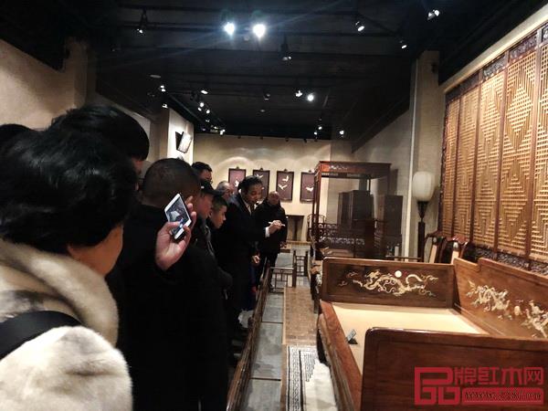游学团在观复博物馆家具馆展厅 游学团在观复博物馆家具馆展厅