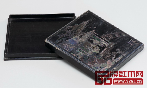 《清中期 黑漆嵌螺钿山水人物方盒》,为王世襄旧藏藏品。此盒久经历史辗转,细处的部分漆皮已剥落,但工艺之考究制作之精美不言而喻 《清中期 黑漆嵌螺钿山水人物方盒》,为王世襄旧藏藏品。此盒久经历史辗转,细处的部分漆皮已剥落,但工艺之考究制作之精美不言而喻