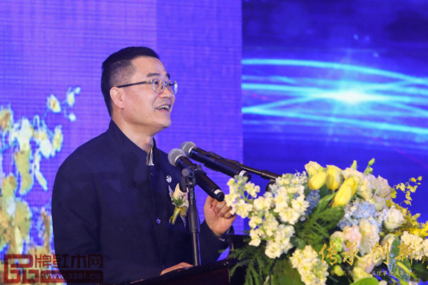 广东省家具协会会长王克发表致辞 广东省家具协会会长王克发表致辞