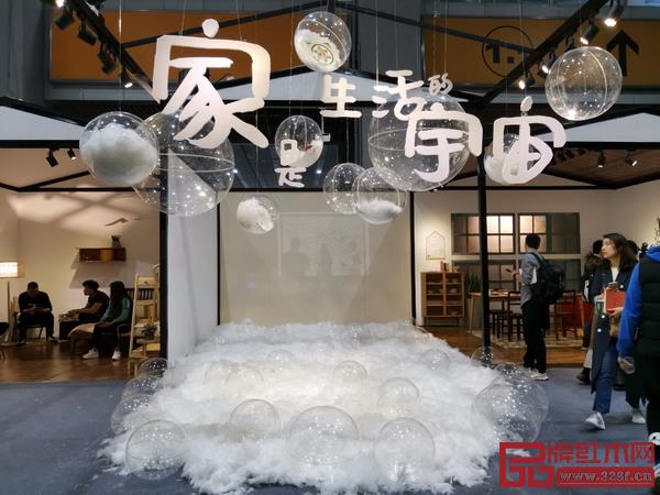 拾°平行空间展、当代家居潮流观念展、国民生活时光馆等给参观的人们带来不一样的生活设计体验(上/中图来源:广州家博会) 拾°平行空间展、当代家居潮流观念展、国民生活时光馆等给参观的人们带来不一样的生活设计体验(上/中图来源:广州家博会)