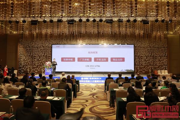 东成红木十分重视经销商团队的发展以及与经销商关系的维系，为文宋加盟经销商提供补贴和支持