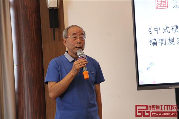 全联艺术红木家具专业委员会专家顾问、《红木家具通用技术条件》标准主要起草人之一曹新民 全联艺术红木家具专业委员会专家顾问、《红木家具通用技术条件》标准主要起草人之一曹新民