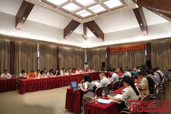 《中式硬木工艺家具商品标价签编制规范》团体标准专家评审会在中山大涌成功召开 《中式硬木工艺家具商品标价签编制规范》团体标准专家评审会在中山大涌成功召开