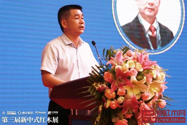 中山市大涌镇镇长贺修虎表示，红木企业要利用好新中式红木展的平台效应，提升企业形象和品牌化建设