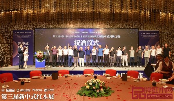 出席晚宴的领导嘉宾共同上台祝酒 出席晚宴的领导嘉宾共同上台祝酒